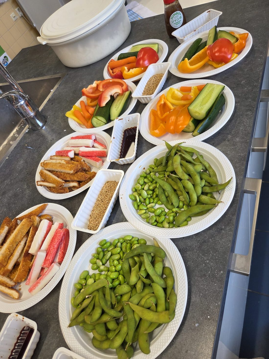 Verse ingrediënten voor de sushi-workshop: groente, edamame en meer