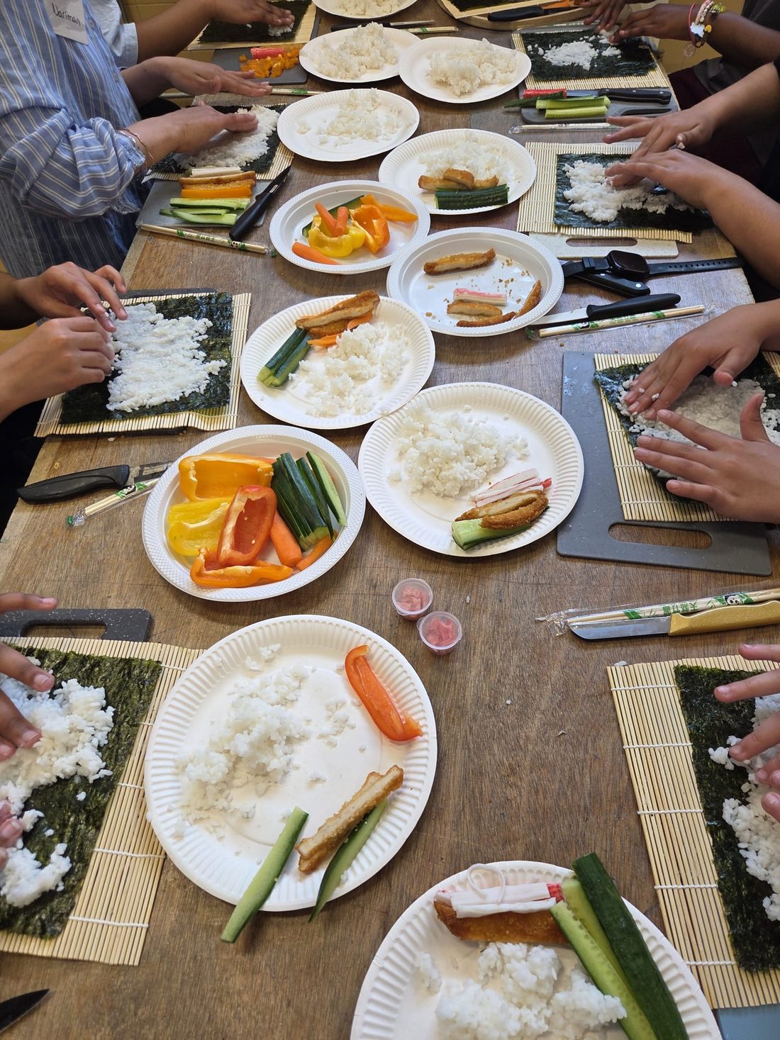 Kinderen rollen hun eigen sushi op bamboematjes