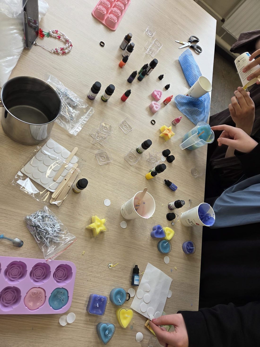 Geurkaarsen maken met kleuren, geuren en mallen
