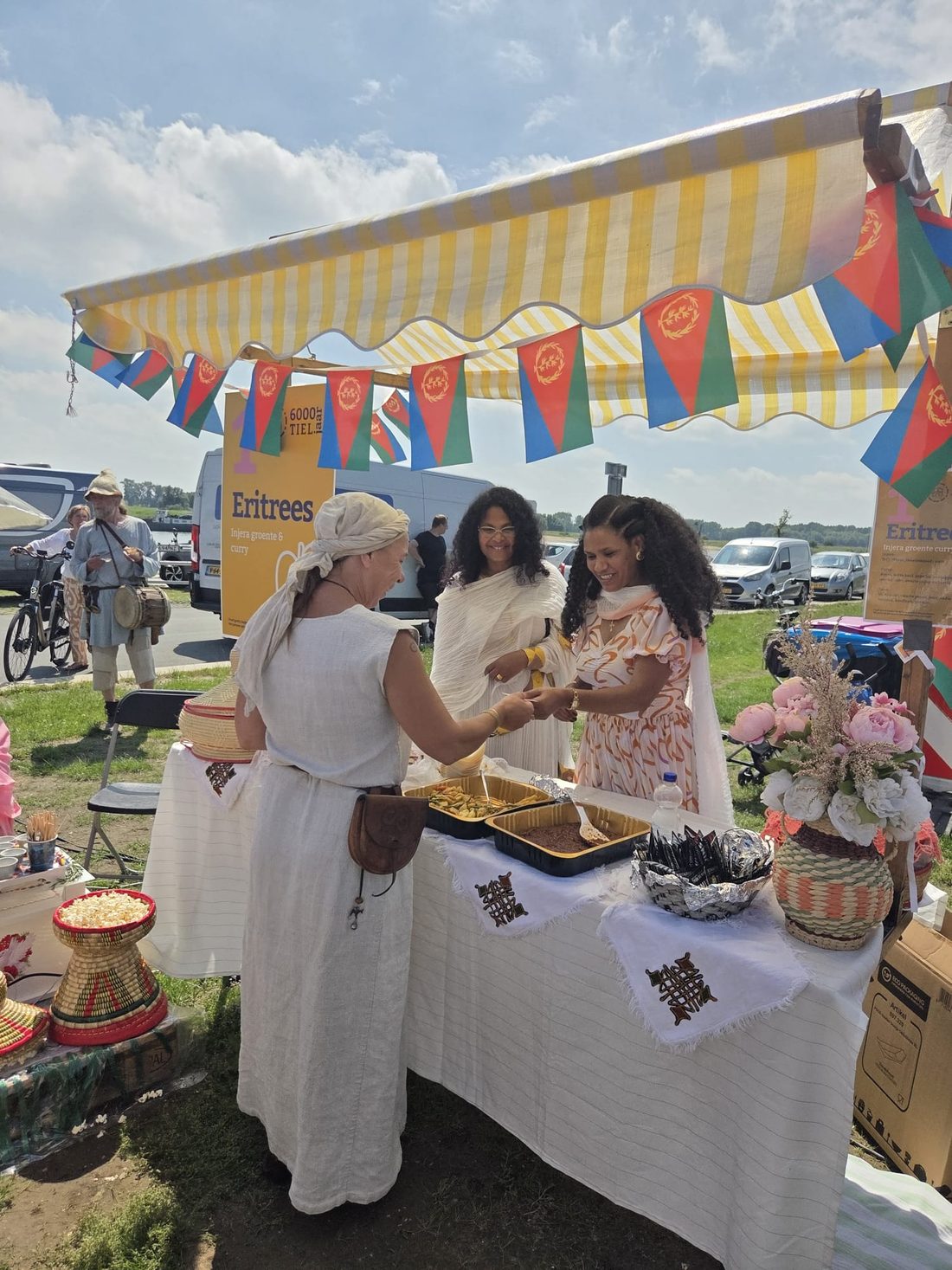 Eritrese kraam met injera tijdens de multiculturele proeverij